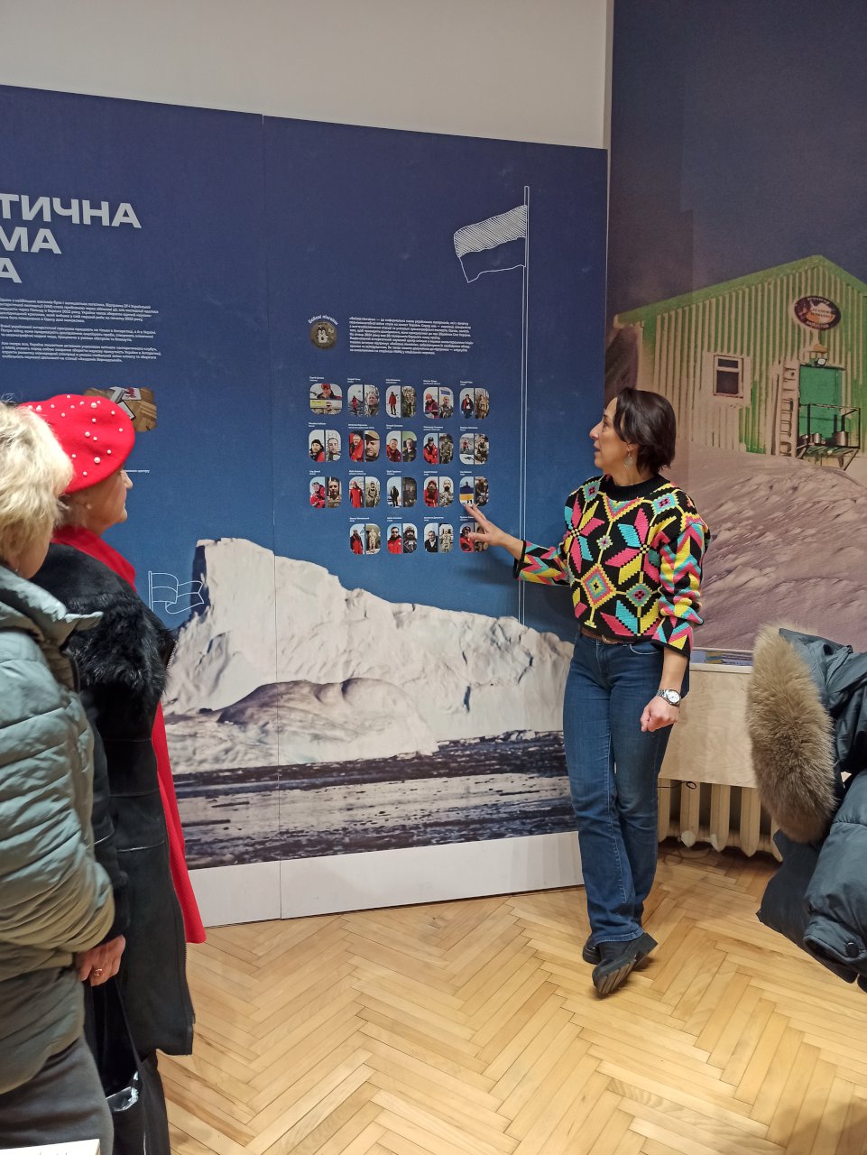 Керівник лабораторії науково-музейної комунікації та експозиції, к.б.н. Анастасія Савицька проводить екскурсію для співробітників Інституту екології Карпат НАН України (виставка «Експедиція до Антарктиди»)