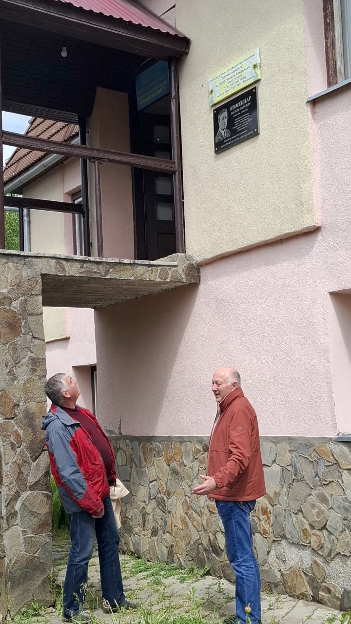 Відкриття пам'ятної дошки д.б.н., проф. В.І.Комендара Відкриття пам'ятної дошки д.б.н., проф. В.І.Комендара
