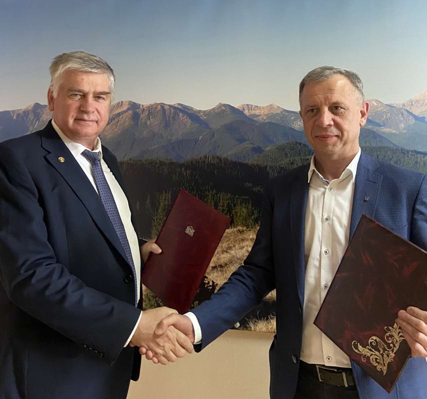 Директор Інституту І.Данилик та виконавчий директор АОМС М.Хміль