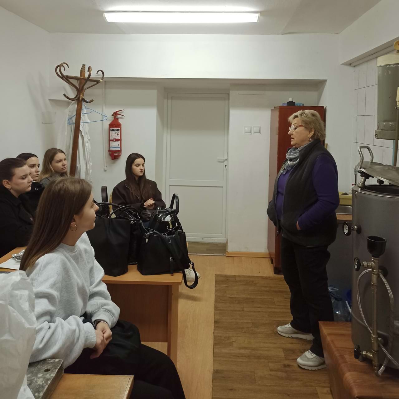 01 О.Лобачевська розповідає студентам про відділ екоморфогенезу рослин 01 О.Лобачевська розповідає студентам про відділ екоморфогенезу рослин