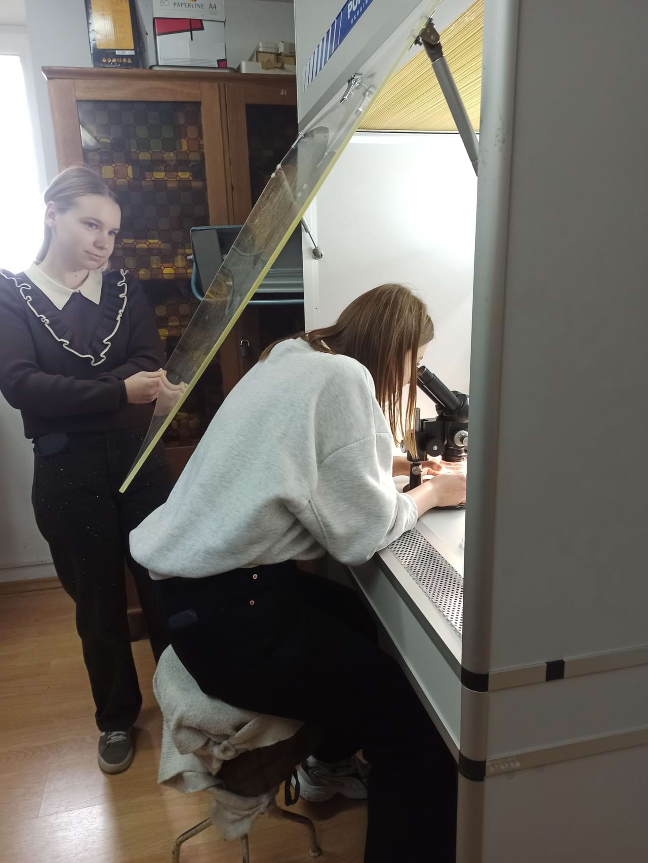 09 Студенти працюють зі стерильною культурою у ламінарному боксі 4 09 Студенти працюють зі стерильною культурою у ламінарному боксі 4